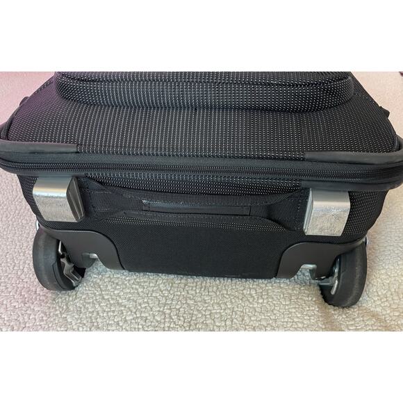 Thule Crossover 25Inch Rolling Backpack Weekend Luggage good condition - Picture 5 of 14